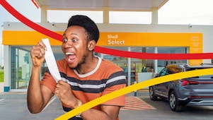Client heureux devant une boutique Shell Select, tenant un ticket de jeux Lonaci et exprimant de la joie.