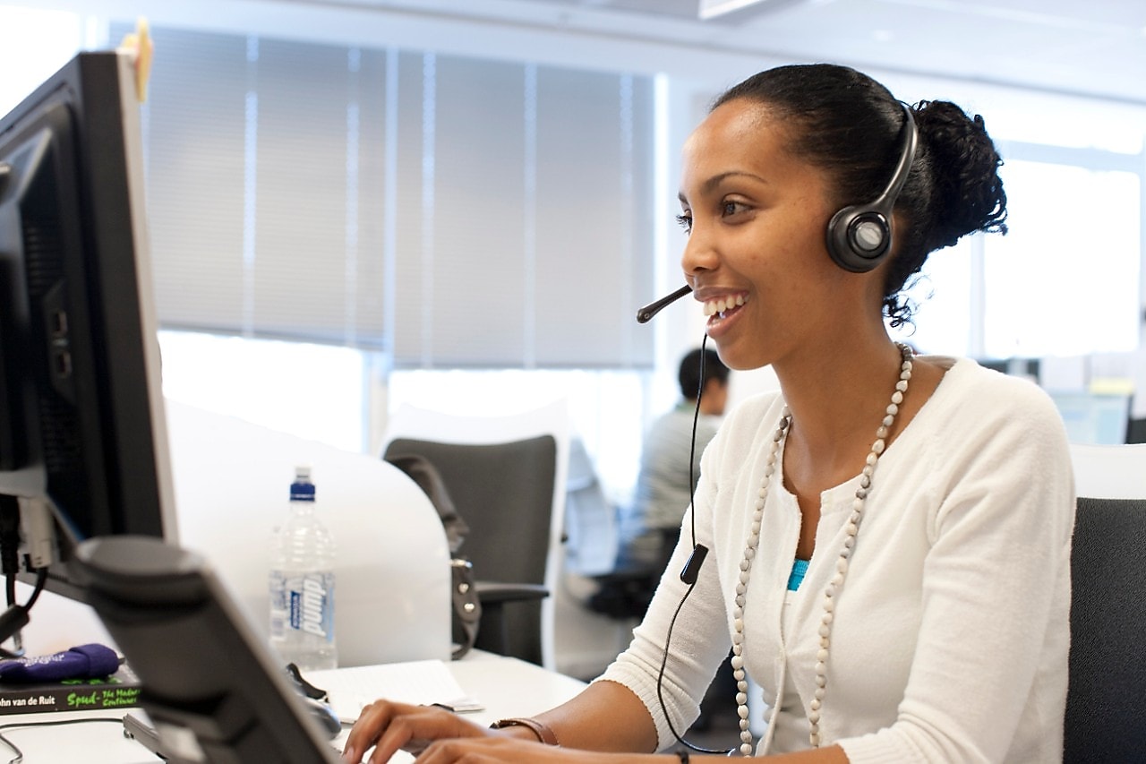 Collaborateurs devant des ordinateurs dans un bureau