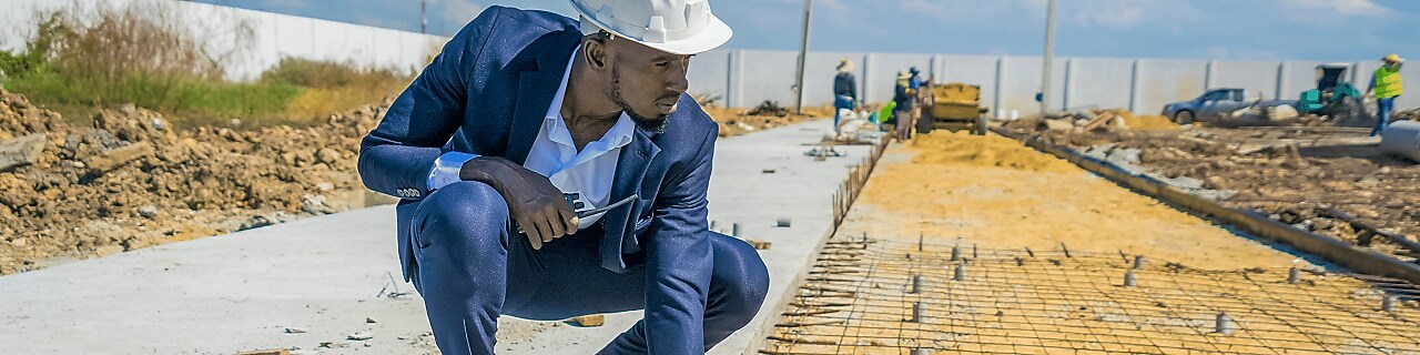 Ingénieur en construction inspectant un chantier optimisé grâce à l'utilisation de nos lubrifiants pour la construction.