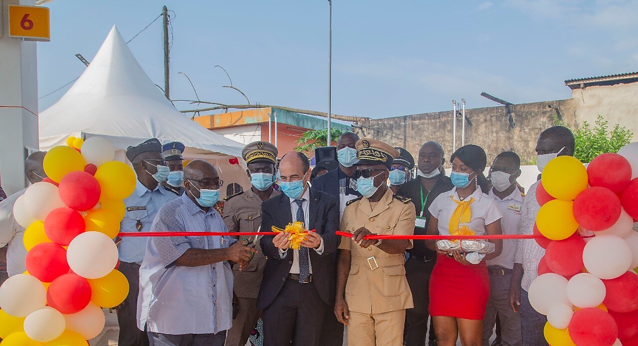 Coupure du ruban au cours de la cérémonie de réouverture de Shell Aboisso en présence du Directeur Général de Shell Côte d’Ivoire.