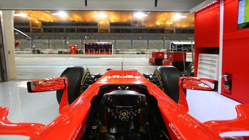 F1 Scuderia Ferrari dans un garage