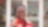Femme souriante et accueillante devant une boutique Shell