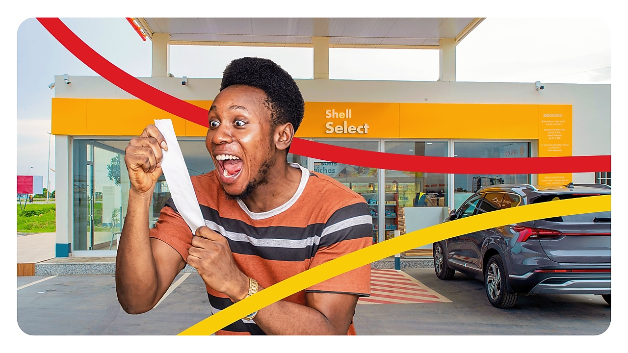 Client heureux devant une boutique Shell Select, tenant un ticket de jeux Lonaci et exprimant de la joie.