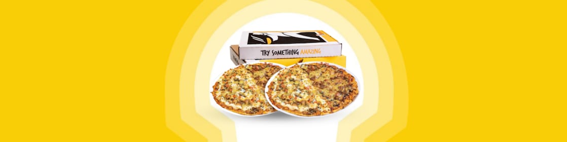 Deux Pizzas Debonnairs avec le logo Shell en fond