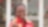 Femme souriante et accueillante devant une boutique Shell
