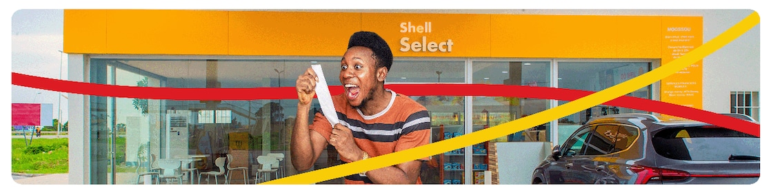 Client heureux devant une boutique Shell Select, tenant un ticket de jeux Lonaci et exprimant de la joie.
