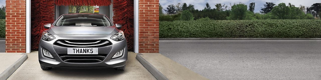 voiture garée à l'intérieur des soins de voiture Shell