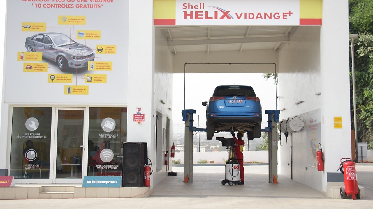 shell assistant helping customer