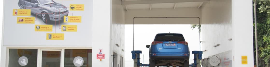 Baie de vidange Shell avec un véhicule en cours d’entretien, équipée pour la vidange et les contrôles techniques