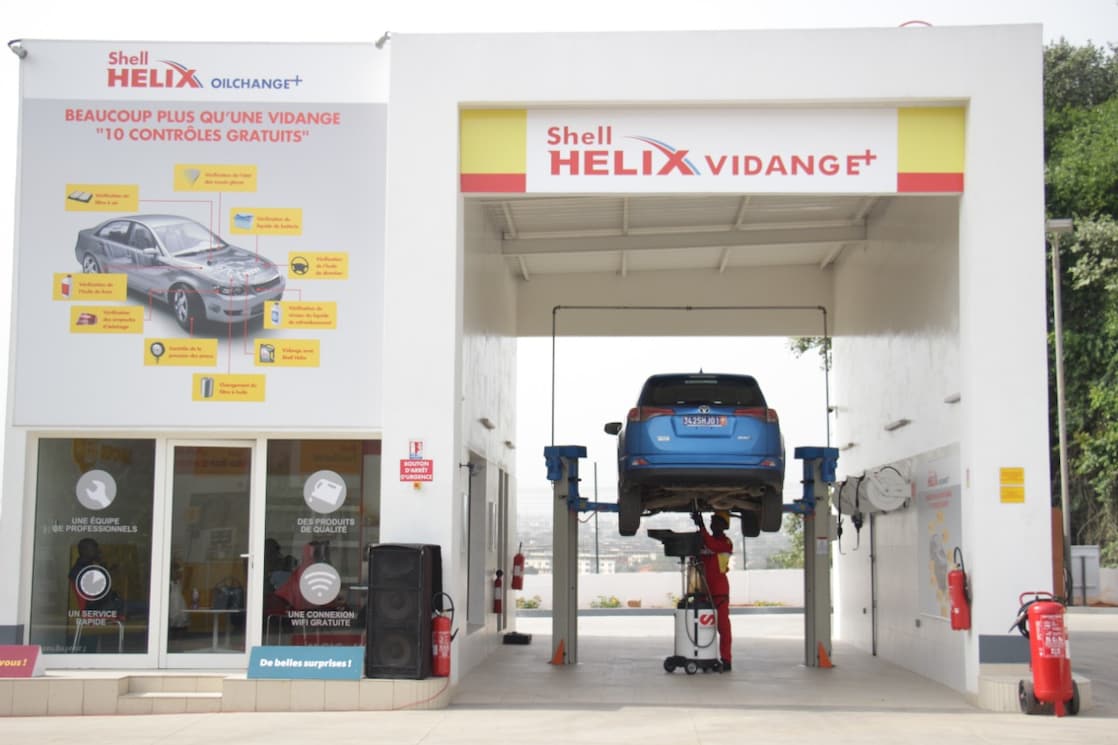 Baie de vidange Shell avec un véhicule en cours d’entretien, équipée pour la vidange et les contrôles techniques