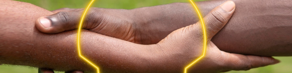Deux mains entrelacées avec le logo Shell en fond