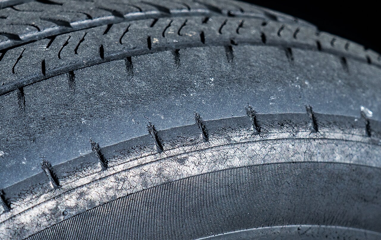 Un pneu usagé qui mérite d’être changé.