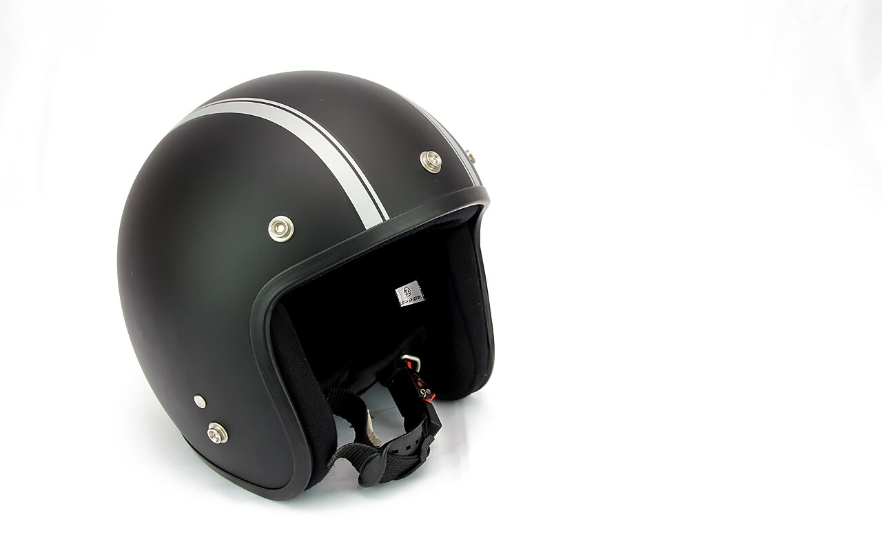 Un casque homologué pour assurer votre  sécurité: l’étiquette est présente sur la jugulaire.