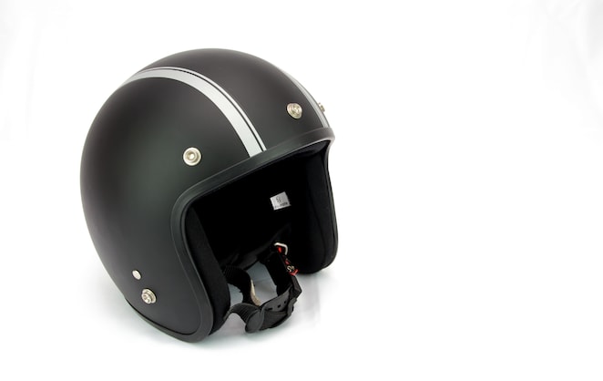 Un casque homologué pour assurer votre  sécurité: l’étiquette est présente sur la jugulaire.