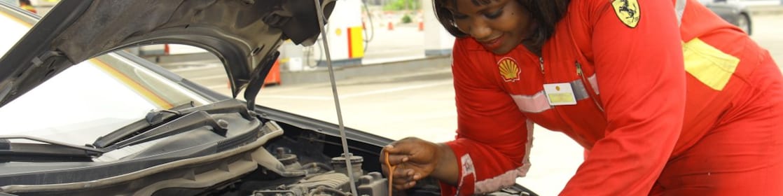 Mécanicienne ivoirienne réparant une voiture