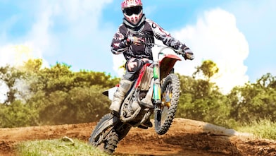 « Pilote de moto-cross en train de participer à une course organisée par la FMCI Fédération Motocyclisme de Côte d’Ivoire sponsorisée par Shell Advance »