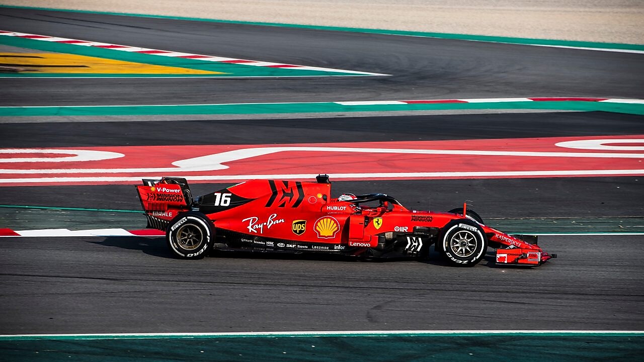 Formule1 Ferrari en 2016 franchissant la ligne d'arrivée