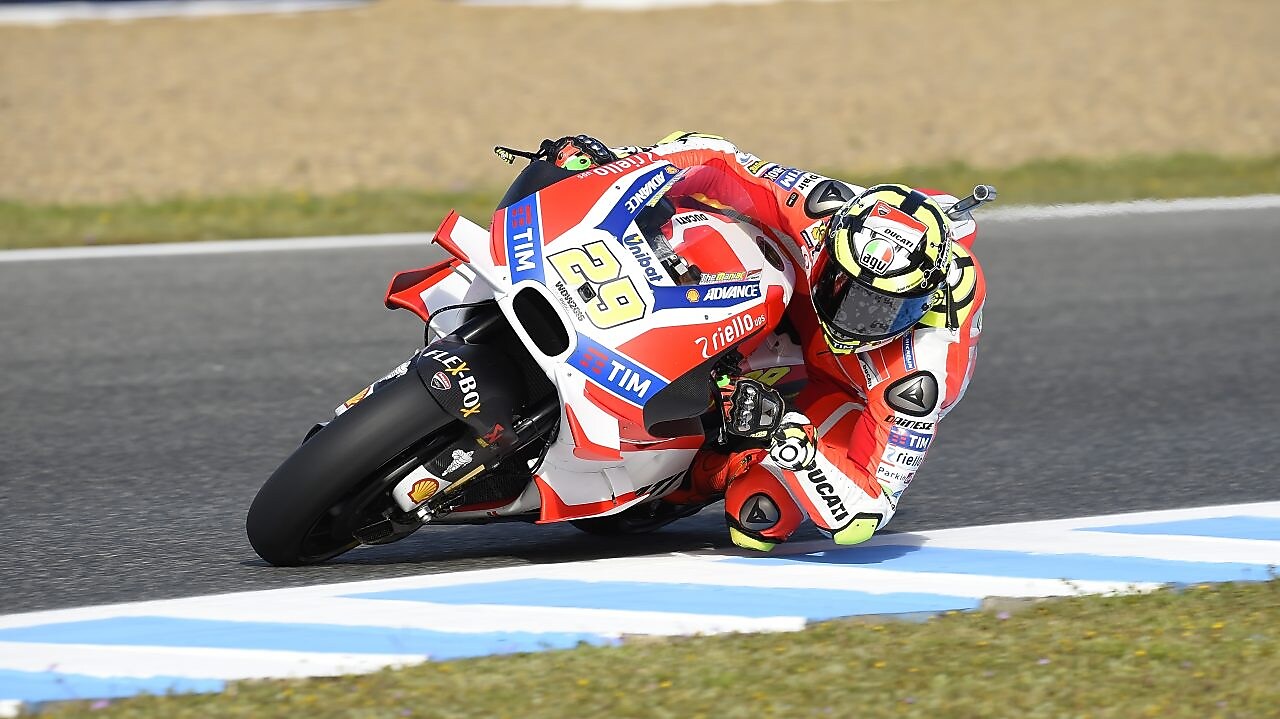 Pilote sur une superbike Ducati abordant un virage dans une course