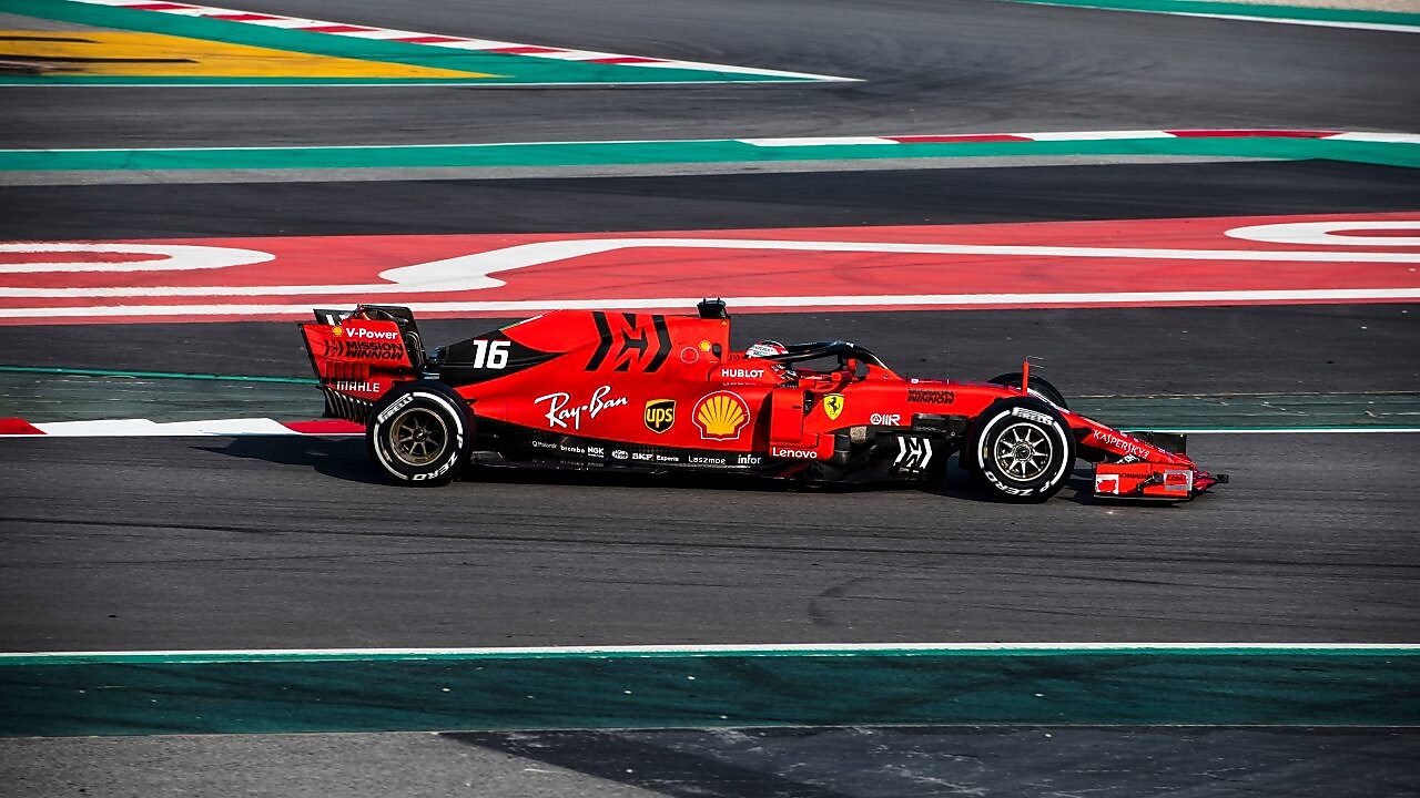 Formule1 Ferrari en 2016 franchissant la ligne d'arrivée