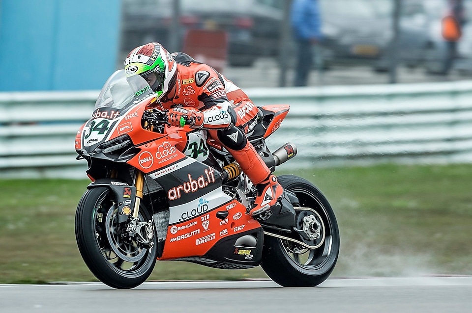 Pilote Ducati sur une ligne droite lors du championnat du monde de Superbike
