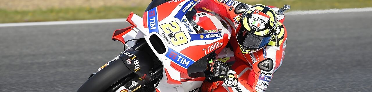 Pilote sur une superbike Ducati abordant un virage dans une course