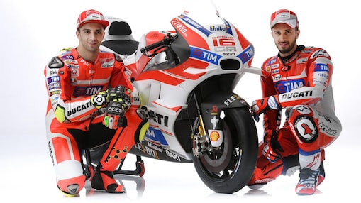 Deux pilotes Ducati&nbsp;2016 posant devant une moto Ducati
