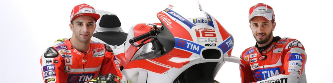 Deux pilotes Ducati&nbsp;2016 posant devant une moto Ducati