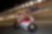 Pilote Ducati roulant vite sur une moto, sur un circuit, de nuit.