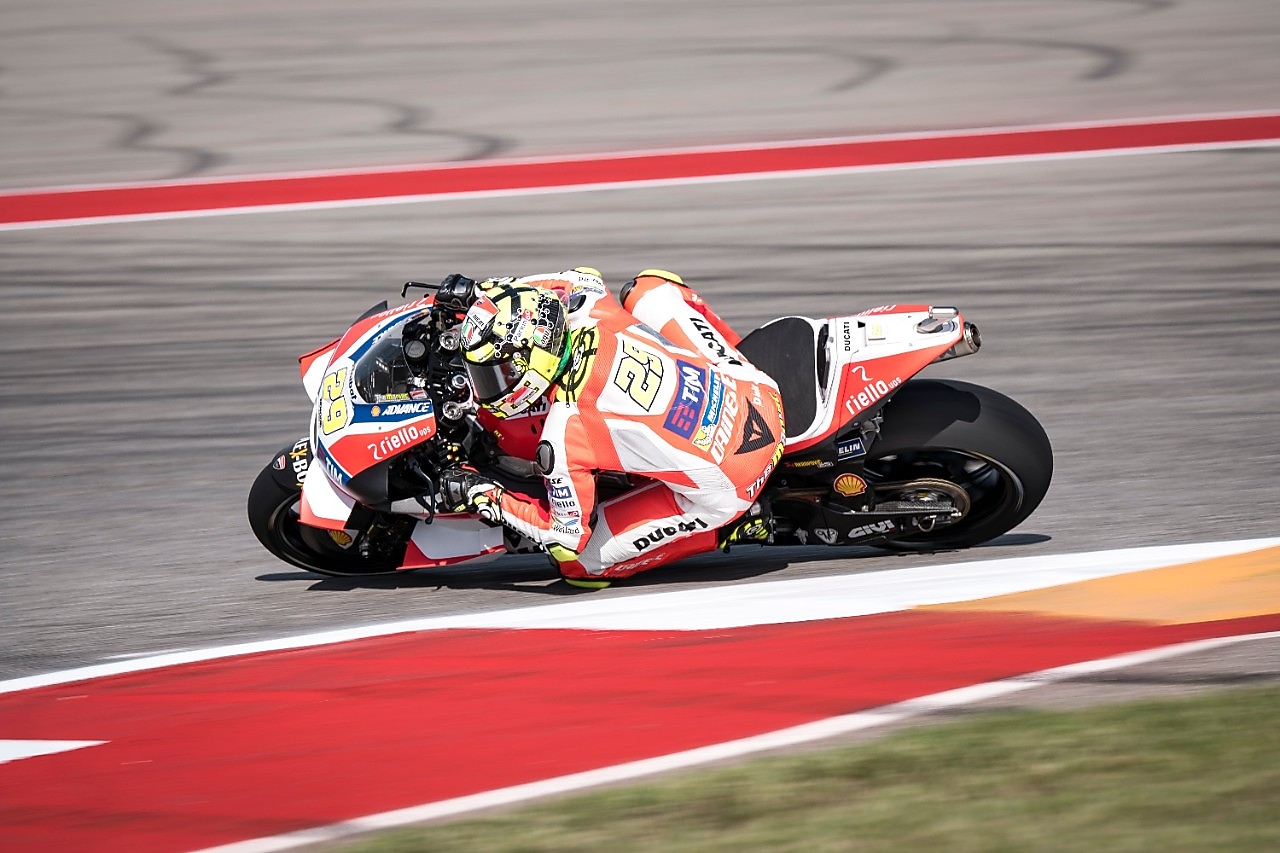 Pilote moto Ducati pendant une course du motogp