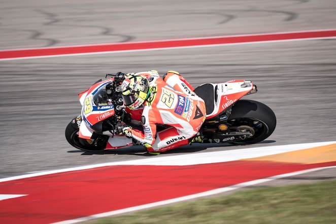 Pilote moto Ducati pendant une course du motogp