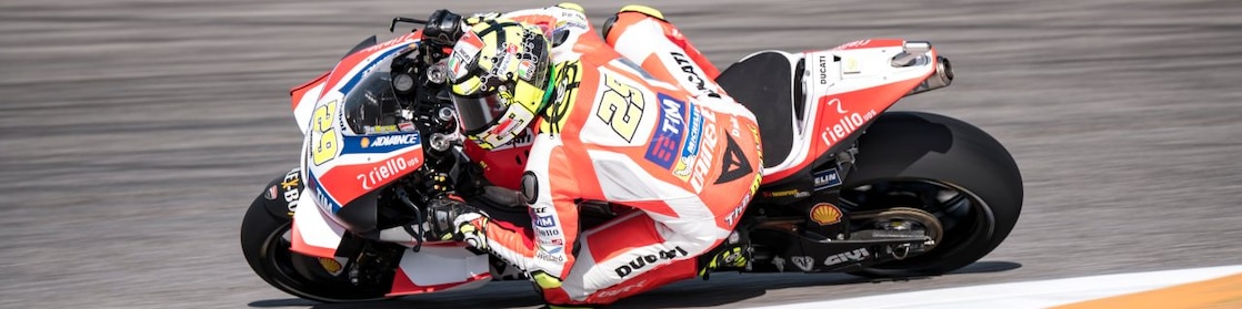 Pilote moto Ducati pendant une course du motogp