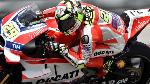 Pilote Ducati sur une superbike abordant un virage pendant une course