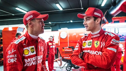 Sebastian Vettel et Charles Leclerc faisant la promotion de shell v power