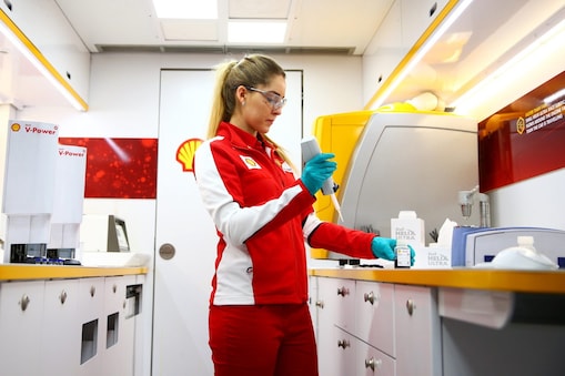 Une scientifique ferrari travaillant dans un laboratoire