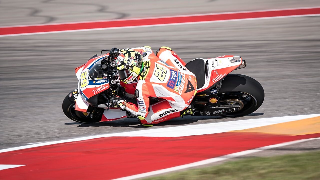 Pilote moto Ducati pendant une course du motogp