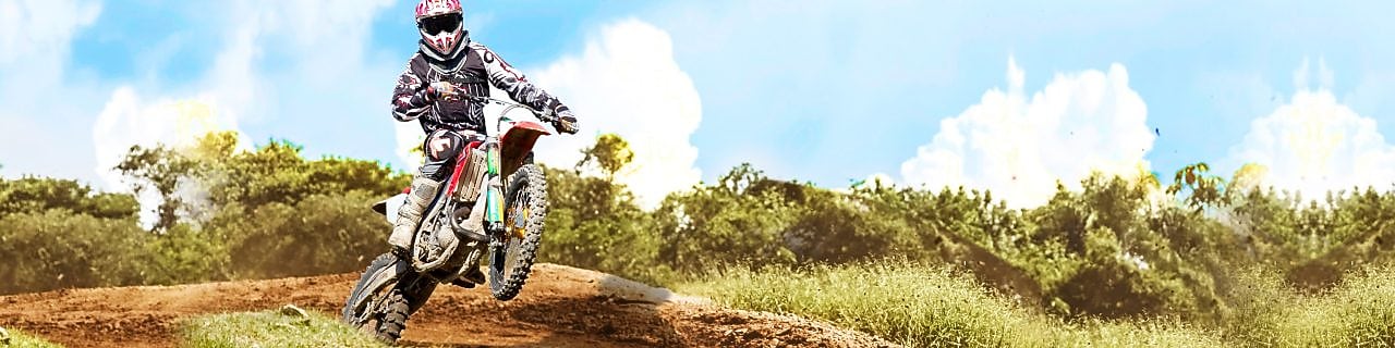« Pilote de moto-cross en train de participer à une course organisée par la FMCI Fédération Motocyclisme de Côte d’Ivoire sponsorisée par Shell Advance »