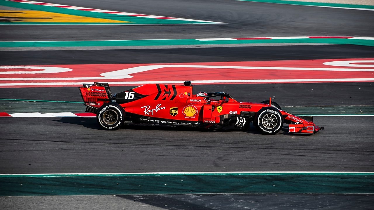 Formule1 Ferrari en 2016 franchissant la ligne d'arrivée