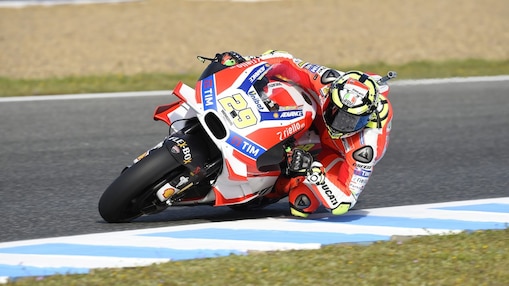 Pilote sur une superbike Ducati abordant un virage dans une course
