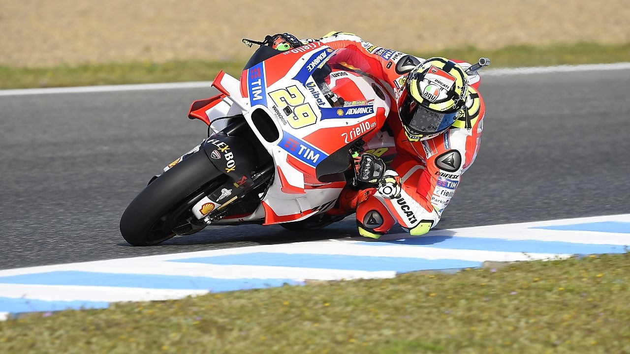 Pilote sur une superbike Ducati abordant un virage dans une course