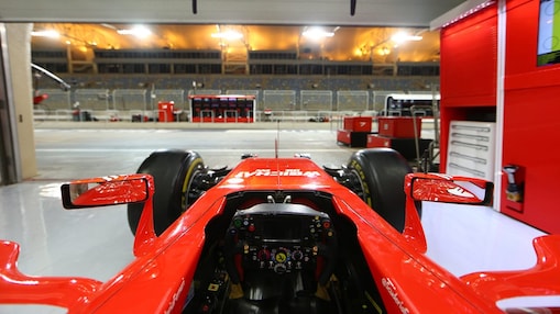 F1 Scuderia Ferrari dans un garage