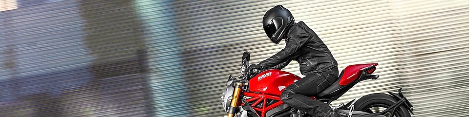 Homme conduisant une moto qui utilise l'huile moteur Superior pour moto