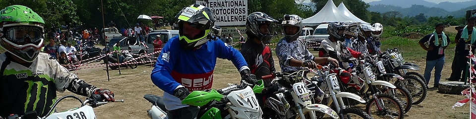 Motos de motocross alignées au départ d&rsquo;une course