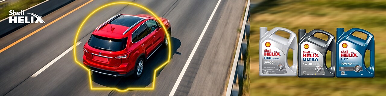 Logo Shell Avec une voiture rouge en fond sur une route et un assortiment d'huiles Shell sur le bord de la route.