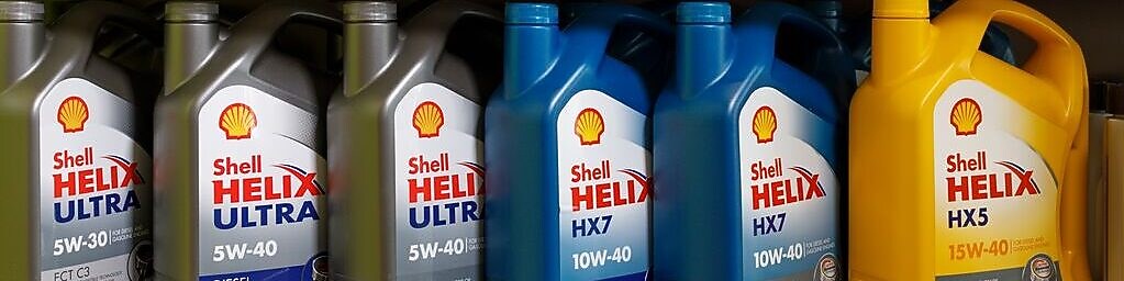 Scientifique effectuant des essais dans le laboratoire de lubrifiants.