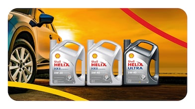 Produits Shell Helix devant une voiture.