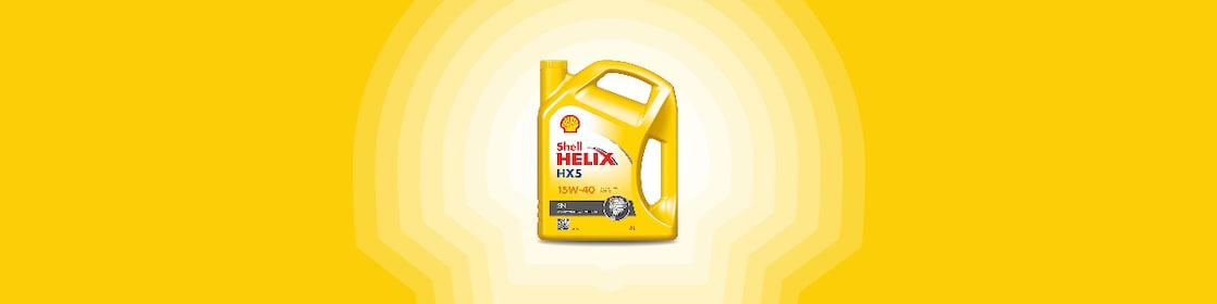 Huile moteur multigrade Shell Helix HX5 SN 15W-40 pour des moteurs propres.
