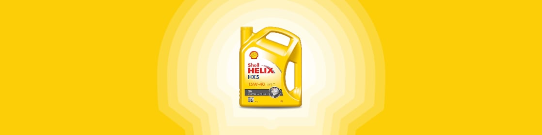 Huile moteur multigrade Shell Helix HX5 SN 15W-40 pour des moteurs propres.
