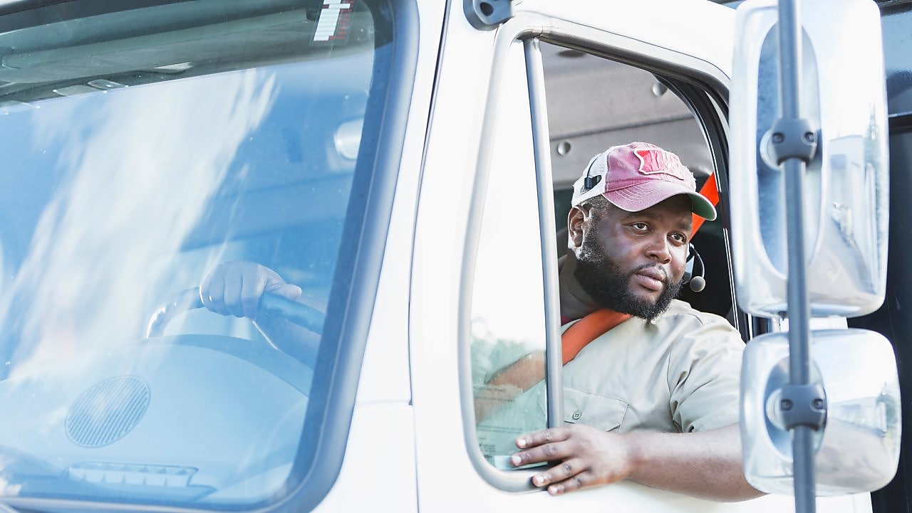 chauffeur routier  ivoirien au volant de son camion
