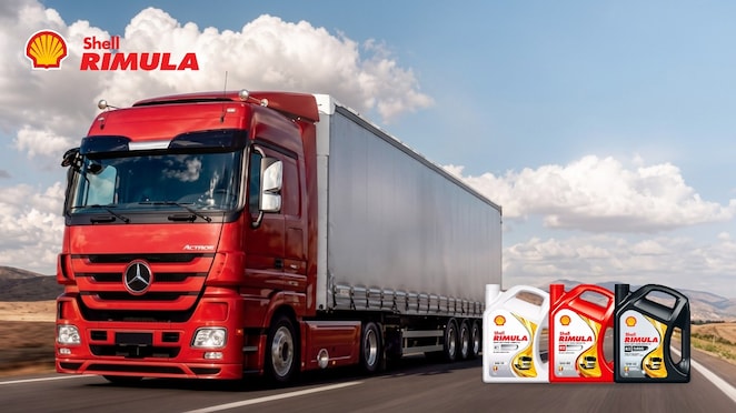 Camion poids lourd sur la route avec la gamme d'huile moteur Shell Rimula sur la voie.