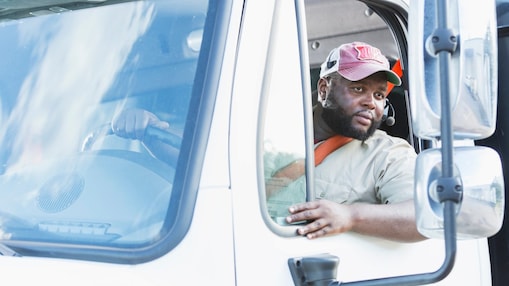 chauffeur routier  ivoirien au volant de son camion